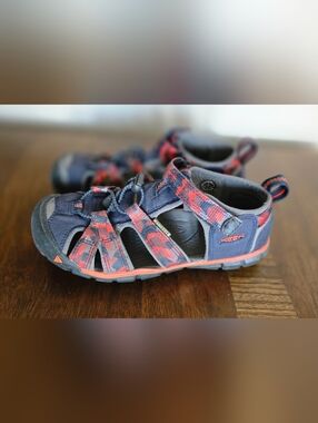 KEENS Navy and Red Patterned Kids' Sport Sandals SIZE big Kid 2